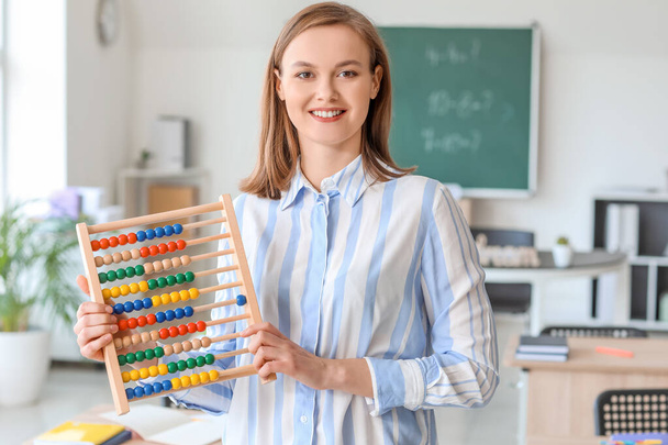 Schöne Mathelehrerin im Klassenzimmer - Foto, Bild
