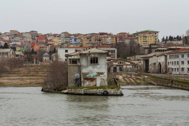 Muelle abandonado para barcos en Estambul en tiempo lluvioso. Turquía
 - Foto, imagen