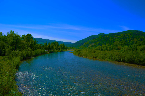río de montaña entre acantilados. aguas cristalinas azules del río. - Foto, imagen