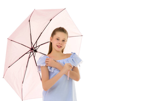 Güzel Genç Kız Açılan Şemsiyeyle Duruyor - Fotoğraf, Görsel