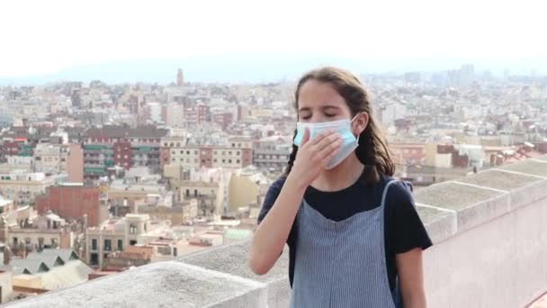 Petite fille malade avec toux allergique avec un mouchoir dans la ville polluée
 - Séquence, vidéo