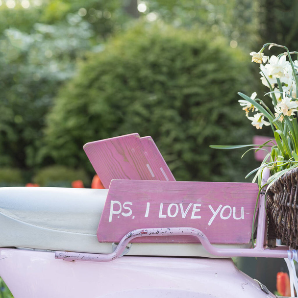 Sinal cor-de-rosa no banco de uma scooter dizendo 'P.S. Eu amo-te.
 - Foto, Imagem