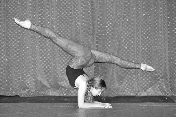 A lány akrobatikus. Fekete-fehér fénykép . - Fotó, kép