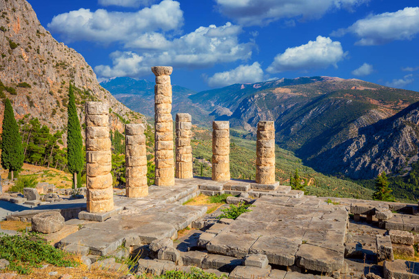 Famous Greek Ancient Ruins - The Temple of Apollo in Delphi, Greece in a summer day, European travel - Foto, Imagem
