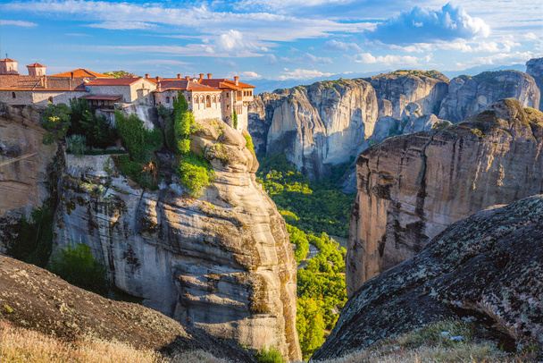 Meteora monasteries. Panoramic view on the Holy Monastery of Varlaam placed on the edge of high rock. The Meteora area is on UNESCO World Heritage. Greece, Europe - Fotografie, Obrázek