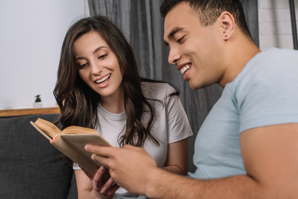 selektivní zaměření šťastné mezirasové páry čtení knihy  - Fotografie, Obrázek
