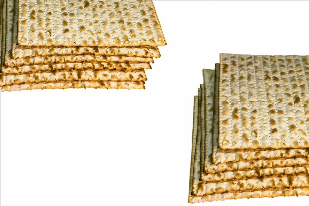Yahudi Hamursuz Bayramı 'nda ekmek yerine bir yığın Yahudi Matzah ekmeği. Beyaz arka planda Pesach matzo - Fotoğraf, Görsel