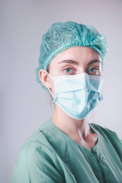 Medical Surgical Doctor and Health Care, Portret van chirurg Doctor in PPE-apparatuur op geïsoleerde achtergrond. Geneeskunde Vrouwelijke artsen dragen gezichtsmasker en pet voor patiënten chirurgie werk. Medisch ziekenhuis - Foto, afbeelding