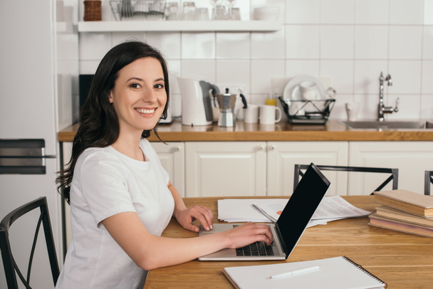 веселая девушка с помощью ноутбука с чистым экраном на дому, концепция онлайн исследования
 - Фото, изображение
