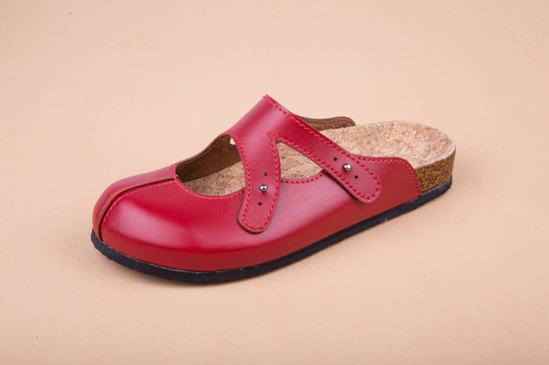 zapatillas de cuero ortopédico para las mujeres, sandalias zapatillas zapatos, aislado sobre
 - Foto, Imagen