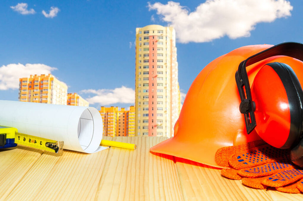 Rakentajan ja työkalun suojauskeinot taitetaan rakennustyömaalla tehdyn työn jälkeen
 - Valokuva, kuva