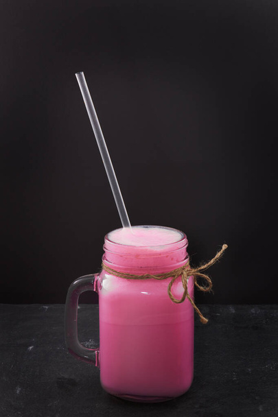 Shake protéiné de lactosérum aromatisé à la framboise servi dans un verre à boire
 - Photo, image