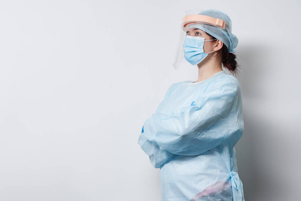 Médecin portant masque chirurgical et gants
. - Photo, image