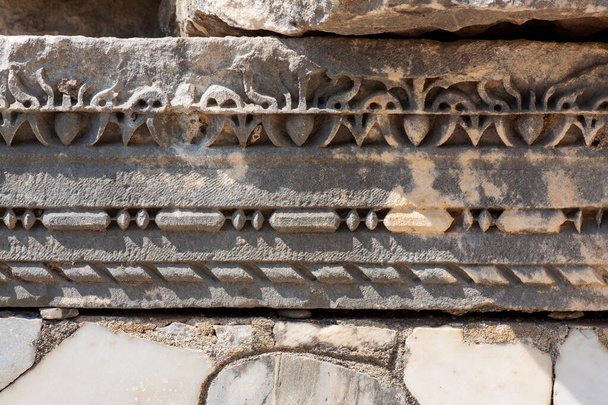Стародавні руїни збоку, фрагменти різьбленого мармуру. - Фото, зображення