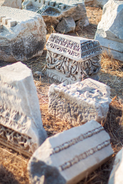 Antiguas ruinas en Side, fragmentos de mármol tallado
 - Foto, Imagen