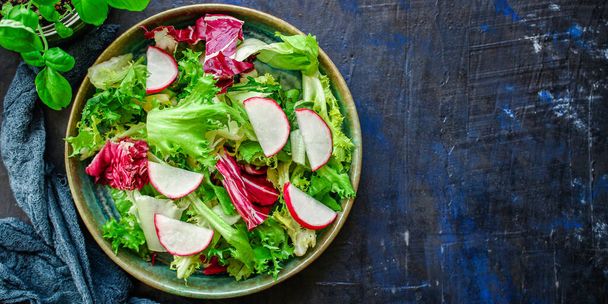 Salada sã, folhas misturam a salada (micro verdes de mistura, refeição leve vegetal). fundo alimentar, espaço de cópia para texto keto ou dieta paleo
  - Foto, Imagem