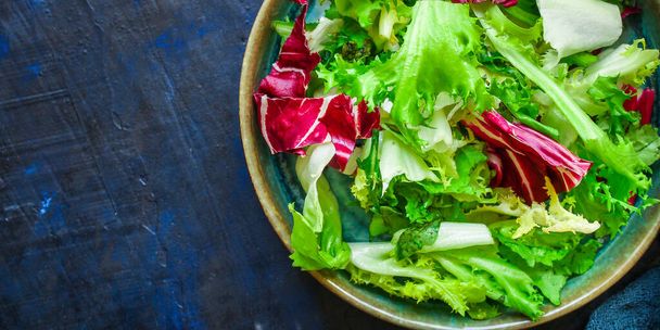 Gesunder Salat, Blättermischsalat (Mikrogemüse, Gemüsesnack). Lebensmittel Hintergrund, Kopierraum für Text Keto oder Paläo-Diät  - Foto, Bild