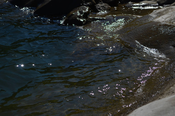 hegyi folyó meredek sziklák között. a folyó kék tiszta vize. - Fotó, kép
