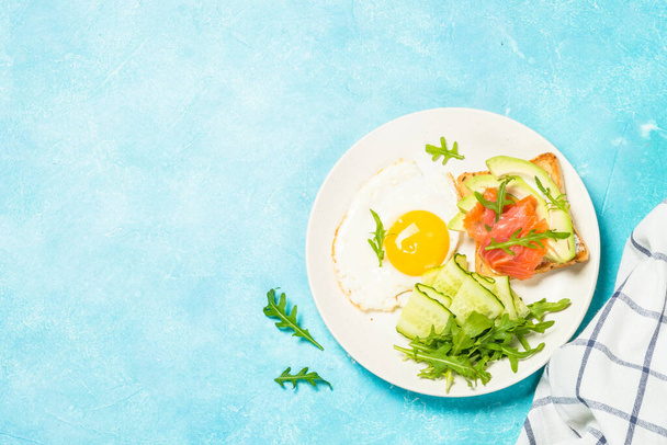 Café da manhã saudável com ovo, torrada e salada. - Foto, Imagem