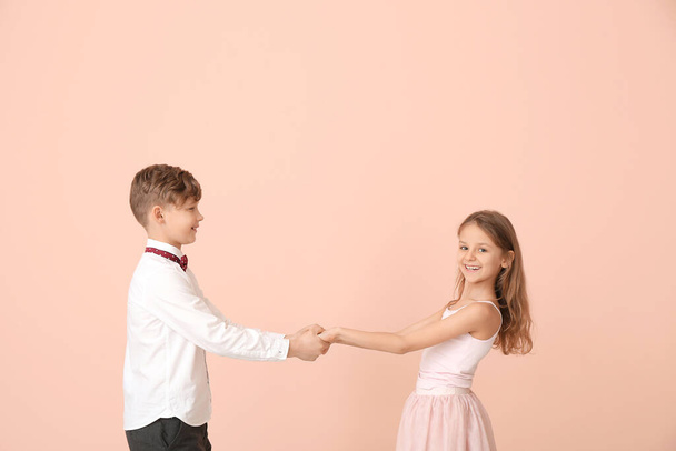 Niedliche kleine Kinder tanzen gegen Farbwand - Foto, Bild