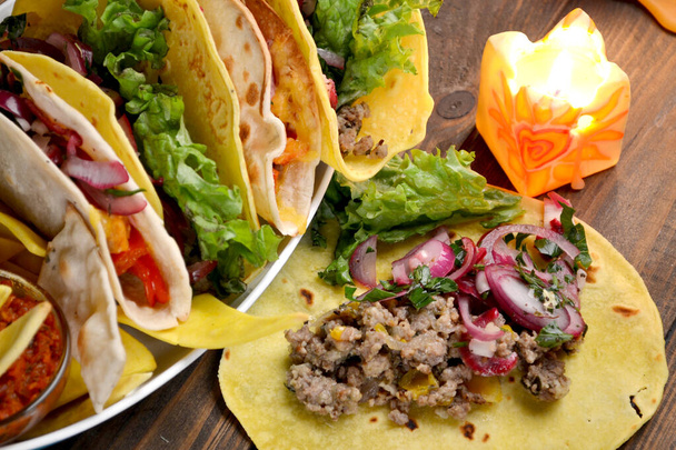 Friss mexikói taco kukoricás tortillával, csípős borssal. Egy fa asztalon.. - Fotó, kép