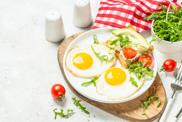 Desayuno saludable con huevo, tostadas y ensalada. - Foto, imagen