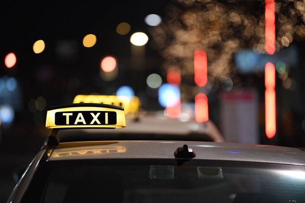 Deutsche Taxifahrer stehen am Bahnhof Schlange - Foto, Bild