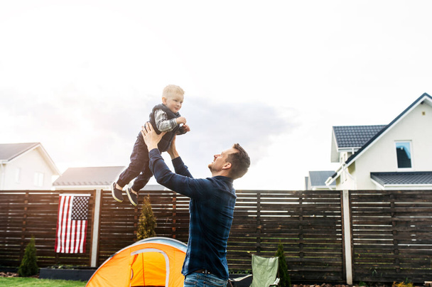 Pai e filho criança acampados no quintal
 - Foto, Imagem