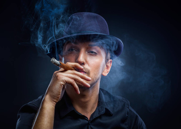 Gangster look. Handsome man with hat and cigar. - Foto, imagen