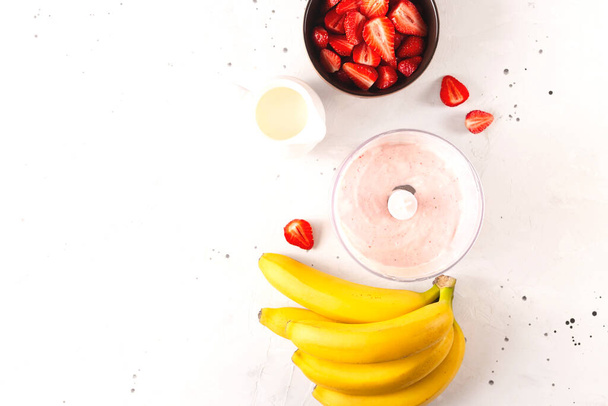 Здоровый завтрак с бананом, клубникой и молочным коктейлем
. - Фото, изображение