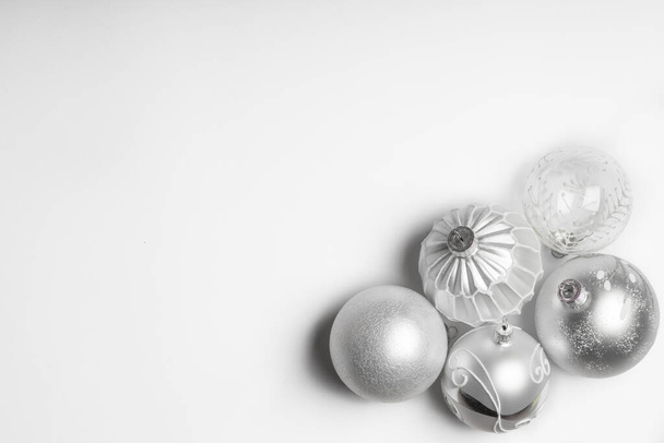 białe tło z kulą świąteczną, bombką i przestrzenią do kopiowania - Zdjęcie, obraz