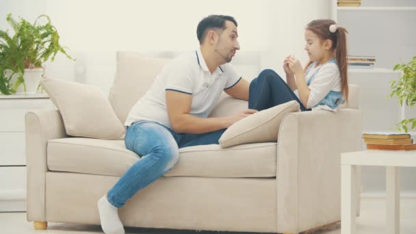 4k slow motion video donde lindo niño hija en sofá con papá tener conversación
. - Imágenes, Vídeo