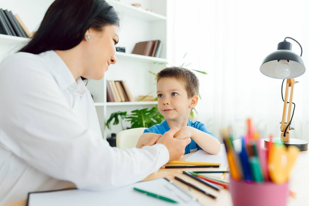 Child psychologist attending small boy. The concept of psychological assistance to children. - Φωτογραφία, εικόνα