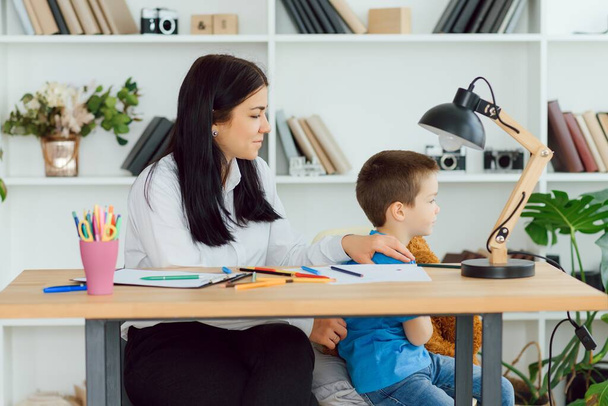 Junge Psychologin arbeitet mit kleinem Kind im Büro - Foto, Bild