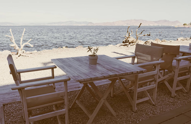 Restaurante vacío junto al mar Egeo y crucero, viajes y naturaleza
 - Foto, imagen