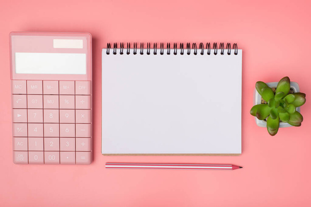 Góra nad głową widok zdjęcie notebooka ołówek dziewczęcy kalkulator i soczysty izolowany na pastelowym różowym tle z pustym puste copyspace - Zdjęcie, obraz