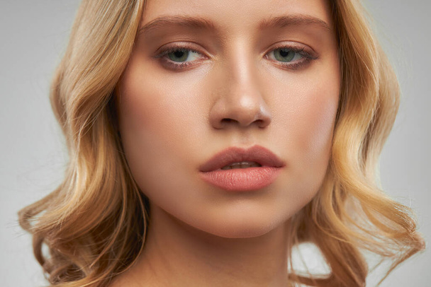 Schönes Gesicht der jungen attraktiven Blondine mit nacktem Make-up. - Foto, Bild