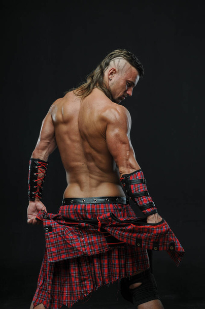 Modelo masculino musculado em kilt
 - Foto, Imagem