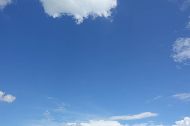Όμορφα άσπρα σύννεφα με μπλε ουρανό.Χρώμα κλίση σκιά από λευκό σε μπλε για ταπετσαρία φόντου.  - Φωτογραφία, εικόνα