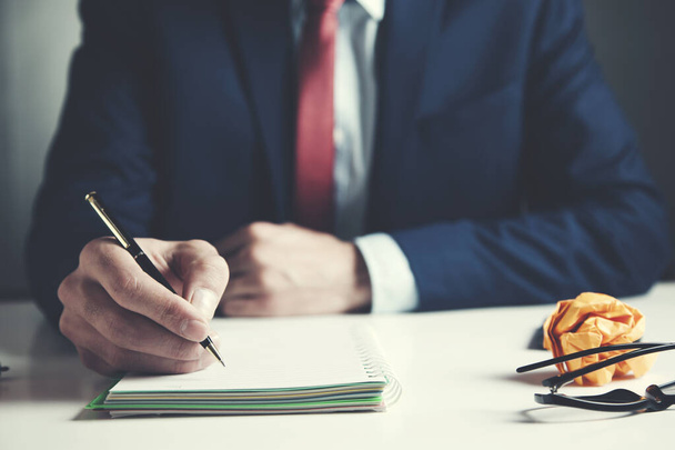 businessman hand notepad and pen on table - Fotografie, Obrázek