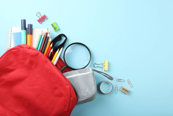iskolai hátizsák és iskolai írószer színes háttér felülnézetből. Fogantatás vissza az iskolába. - Fotó, kép