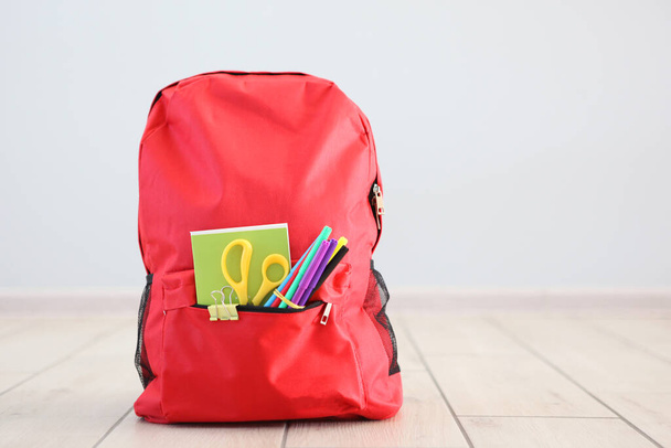 Okul çantası ve kırtasiye malzemeleri parlak bir odada. Okula hazırlanıyorum. Okula dönelim. Mesaj için yer. Ulusal Okul Sırt Çantası Farkındalık Günü - Fotoğraf, Görsel