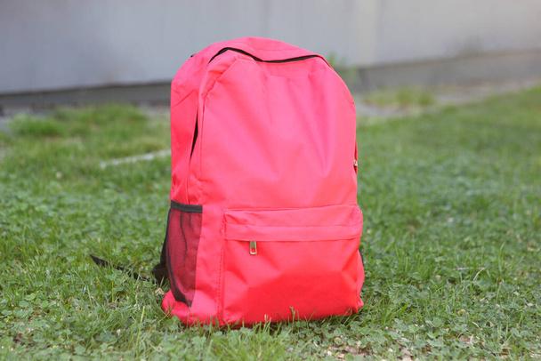 шкільний рюкзак на траві зовні
 - Фото, зображення