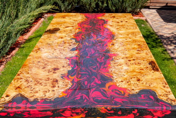 mesa de madera hecha a mano de resina epoxi
 - Foto, imagen