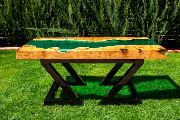 mesa de madera hecha a mano de resina epoxi
 - Foto, Imagen