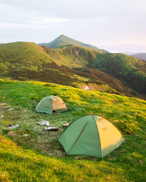 Green tent in spring mountains - Foto, immagini