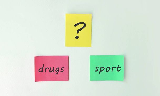 Pegatinas con las inscripciones deporte y drogas. El concepto de elección
. - Foto, imagen