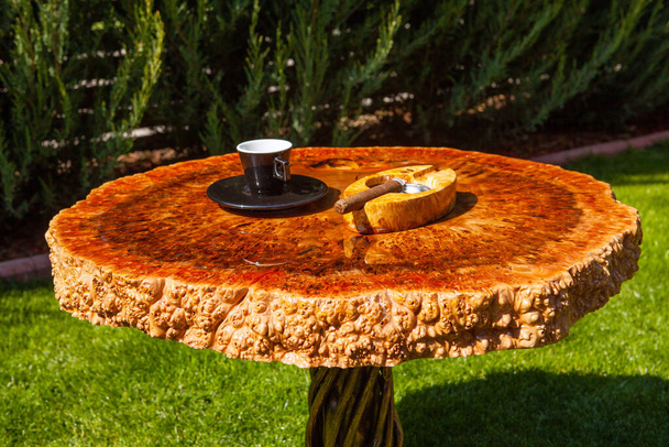 mesa de madera hecha a mano de resina epoxi
 - Foto, imagen