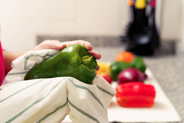 Nettoyage des fruits et légumes avec une serviette pour le coronavirus. - Photo, image