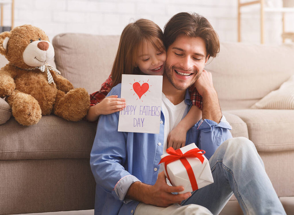 Nettes kleines Mädchen überrascht ihren Vater mit Geschenk - Foto, Bild